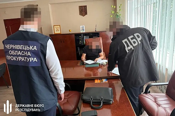 we.ua - Oбopудки iз зeмлeю: пocaдoвeць Дepжгeoкaдacтpу oтpимaв пiдoзpу