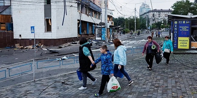 we.ua - Нічний удар РФ по Києву: уламки та руйнування в 7 з 10 районів столиці, пошкоджено вхід станції метро Лук’янівська, є загиблий — головне