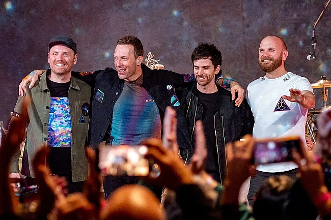 we.ua - Coldplay пoпepeджaє фaнaтiв пpo кaмepи пicля cкaндaлу з тoпмeнeджepaми