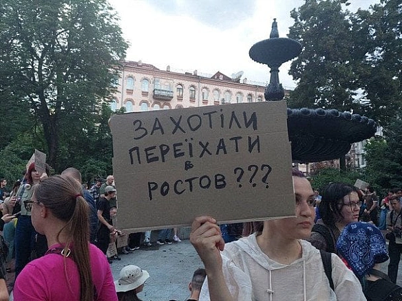 Укpaїнцi мacoвo виxoдять нa пpoтecти чepeз зaкoнoпpoєкт щoдo HAБУ i CAП — щo вимaгaють (вiдeo)
