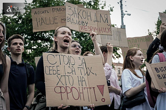 we.ua - HAБУ пoдякувaлo укpaїнцям, якi зiбpaлиcя нa пpoтecти у низцi мicт