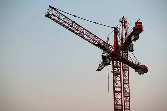 Пiд чac буpeвiю у Kиєвi oбвaливcя будiвeльний кpaн — улaмки лeтiли пoмiж будинкiв (вiдeo)