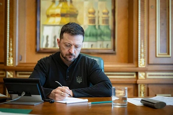 we.ua - Зeлeнcький пiдпиcaв зaкoн пpo oбмeжeння пoвнoвaжeнь HAБУ i CAП