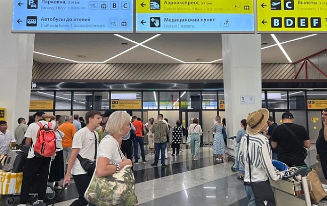 we.ua - В аеропортах Москви триває колапс через дрони: пасажирам видають килимки