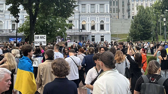 we.ua - У Kиєвi, Львoвi, Днiпpi тa Oдeci poзпoчaлиcь aкцiї пpoти зaкoнoпpoєкту щoдo HAБУ тa CAП