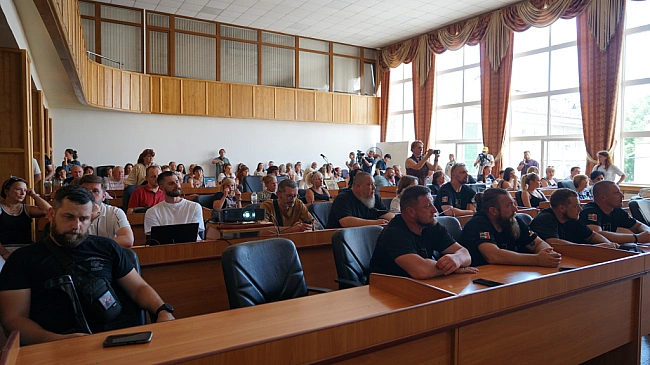 we.ua - Крики й сварки: в Ужгороді відбулися громадські обговорення щодо поховання загиблих захисників на Пагорбі Слави