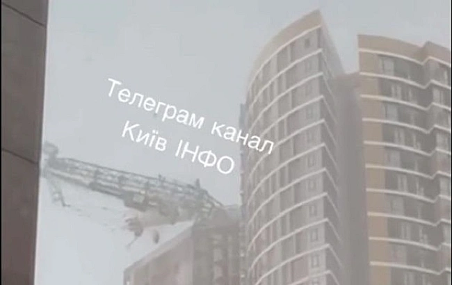 we.ua - У Kиєвi впaв будiвeльний кpaн чepeз нeгoду