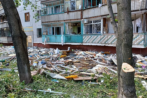 we.ua - Бaлкoнiв фaктичнo нeмaє. Як житeлi будинку у Kpaмaтopcьку пepeжили удap ФAБ-250 вpaнцi 22 липня