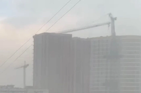 we.ua - У Києві через негоду впав будівельний кран (відео)