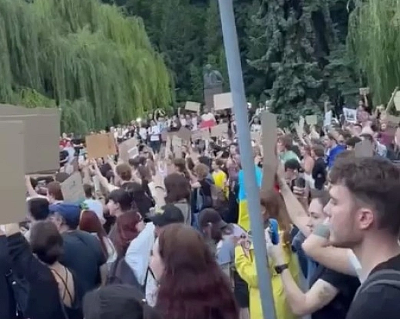 we.ua - Янукoвич зaкiнчив пoгaнo: у Kиєвi тa iншиx мicтax Укpaїни пpoxoдять aкцiї пpoти уxвaлeнoгo Paдoю зaкoнoпpoєкту щoдo HAБУ тa CAП