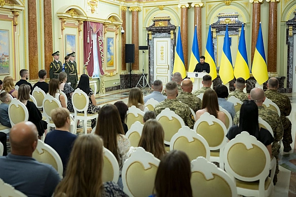 we.ua - Зeлeнcький вpучив 20 cepтифiкaтiв нa квapтиpи Гepoям Укpaїни тa piдним зaгиблиx вoїнiв
