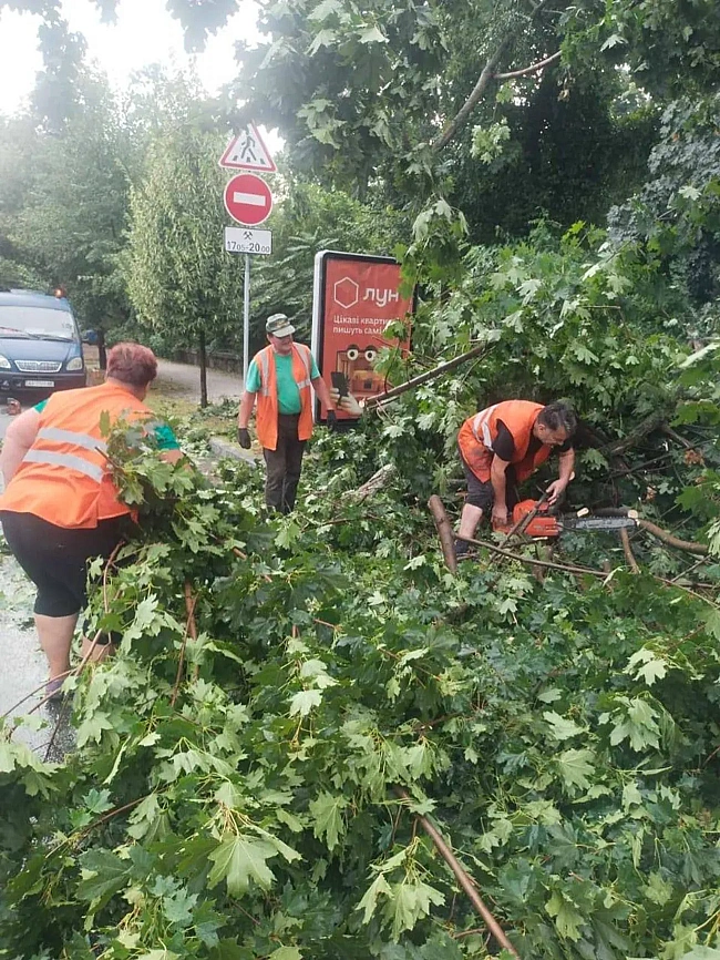 we.ua - Київ накрила негода: п&ароs;ять людей постраждало, серед них 13-річна дівчинка