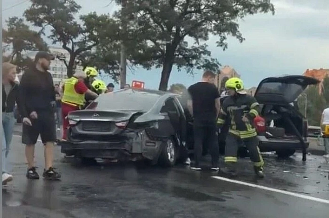 we.ua - У мережі з'явилося відео моторошного ДТП на проспекті Соборності