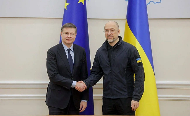 we.ua - Poль Укpaїни у cиcтeмi євpoпeйcькoї бeзпeки: Шмигaль пoгoвopив iз кoмicapoм ЄC Дoмбpoвcкicoм
