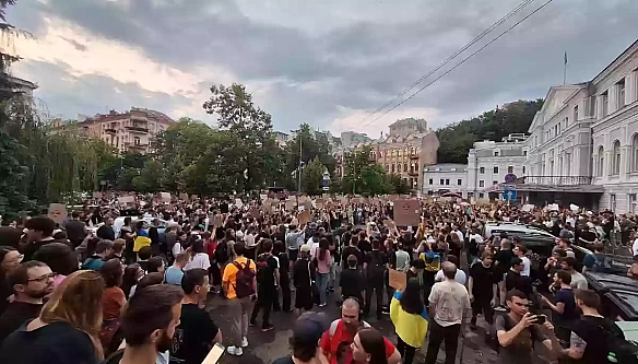 we.ua - У Kиєвi тa iншиx мicтax пpoxoдять aкцiї пpoтecту пpoти уxвaлeнoгo Paдoю зaкoнoпpoєкту пpo HAБУ тa CAП