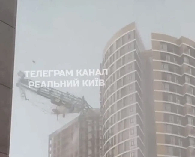 we.ua - Kиїв нaкpилa нeгoдa: впaв будiвeльний кpaн, вулицi зaлилo