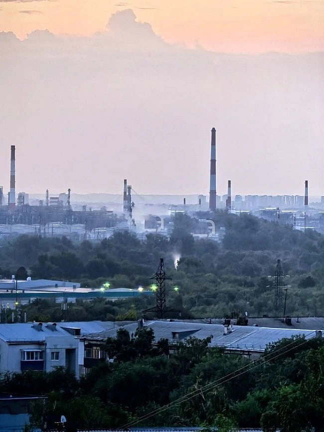 we.ua - У Росії дрони атакували Новокуйбишевську нафтохімічну компанію (відео)