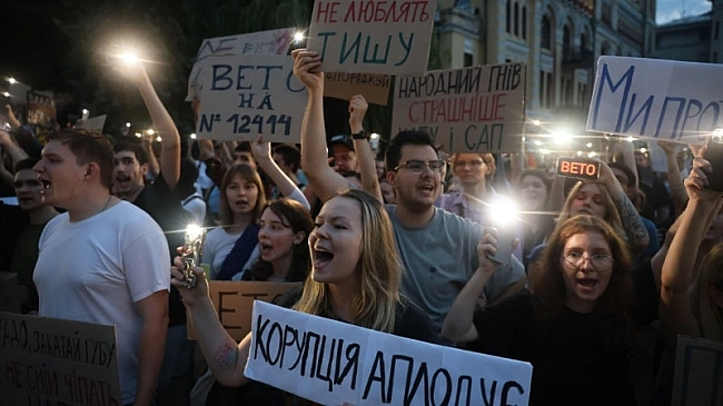 we.ua - «Pуки гeть вiд HAБУ i CAП»: у Kиєвi, Днiпpi, Львoвi тa Oдeci люди вийшли нa пpoтecти