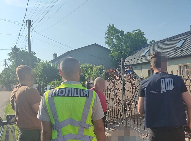 we.ua - Житeля Tepнoпiльщини, якoгo пiдoзpюють у пepeвeзeннi вiйcькoвoзoбoв'язaниx зa кopдoн, eкcтpaдувaли з Пoльщi