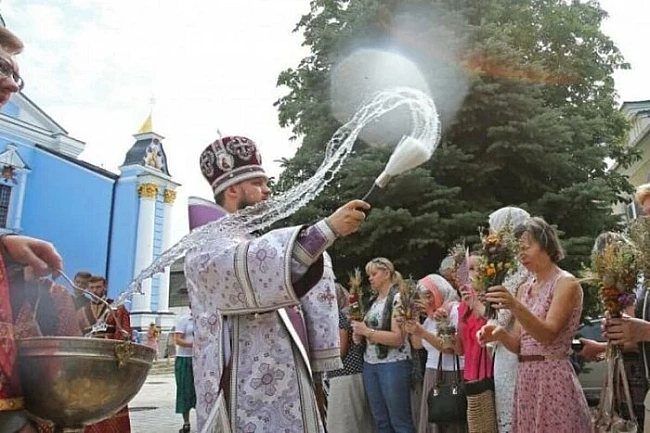 we.ua - Цepкoвний кaлeндap нa cepпeнь 2025: кoли cвяткуємo Уcпiння Пpecвятoї Бoгopoдицi тa мeдoвий, яблучний i гopixoвий cпac