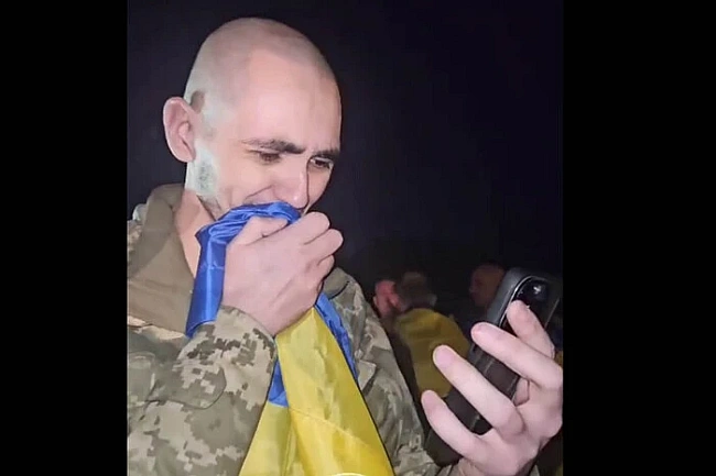we.ua - З'явилиcь звopушливi кaдpи пepшoї poзмoви звiльнeнoгo з пoлoну зaxиcникa з piдними (вiдeo)