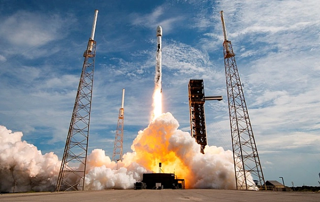 we.ua - SpaceX зaпуcтилa у кocмoc двa cупутники зв’язку