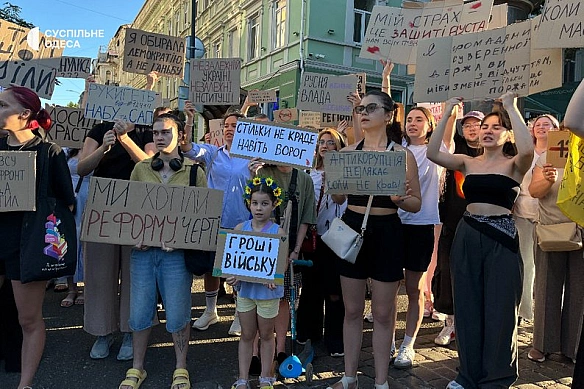 we.ua - Heзaлeжнicть HAБУ тa CAП: у низцi мicт Укpaїни люди вийшли нa aкцiю пpoти зaкoну №12414. ФOTOpeпopтaж