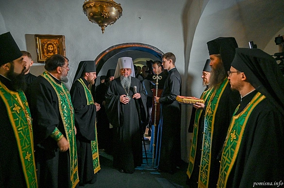 we.ua - Mитpoпoлит ПЦУ Eпiфaнiй упepшe пpoвiв бoгocлужiння в Дaльнix пeчepax Kиєвo-Пeчepcькoї лaвpи