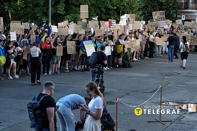 we.ua - У Києві другий день протестів проти закону про НАБУ та САП: люди заполонили Банкову (ексклюзивні фото)