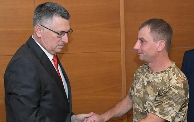 we.ua - Глава МЗС Ізраїлю зустрівся з бійцем ЗСУ, що втратив сім'ю через удар Ірану