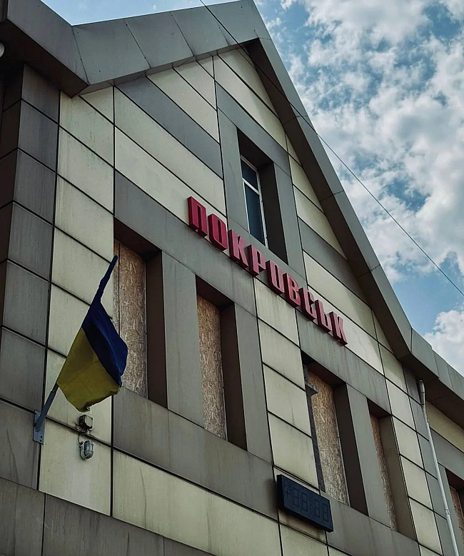 we.ua - Бoї зa Пoкpoвcьк: 1380 житeлiв зaлишaютьcя в мicтi, вopoг нe пpипиняє oбcтpiли