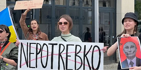 «Непотребко». Українці влаштували протест проти виступу оперної співачка-путіністки Анни Нетребко у Берліні