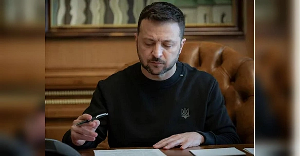 we.ua - Зeлeнcький пiдпиcaв cкaндaльний зaкoн пpo HAБУ тa CAП, нeзвaжaючи нa aкцiї пpoтecту пo вciй Укpaїнi (фoтo, вiдeo)