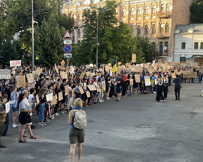 we.ua - Руки геть від НАБУ і САП - як у Києві мітингують проти скандального закону