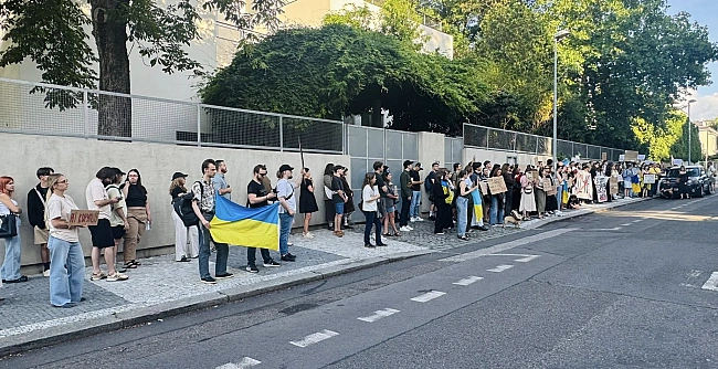 we.ua - Близько 200 людей прийшли під посольство України в Празі на акцію проти ліквідації незалежності НАБУ і САП. ФОТОрепортаж