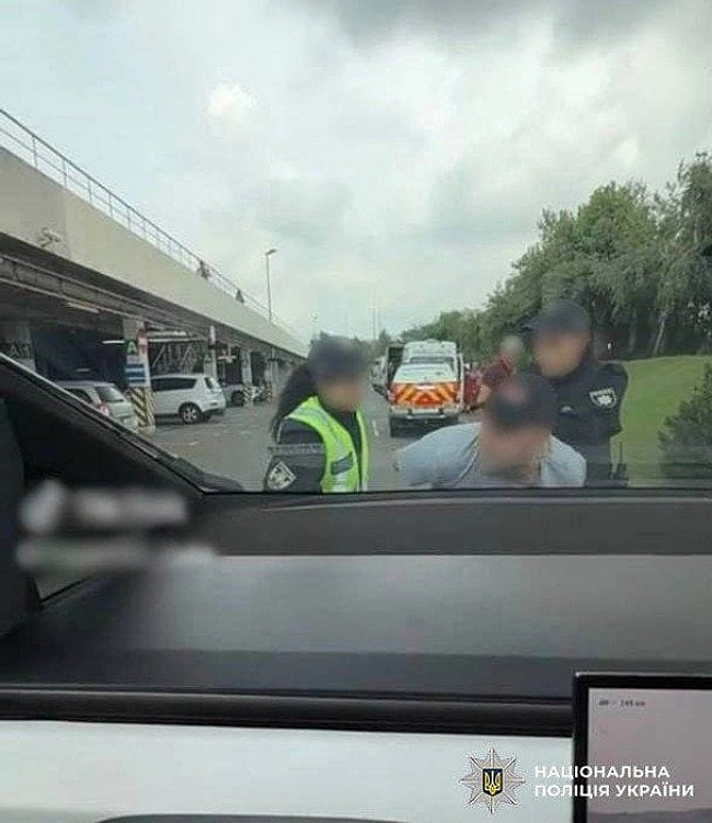 we.ua - У Києві блогери вдавали з себе поліцію для хайпу у соцмережах (фото)