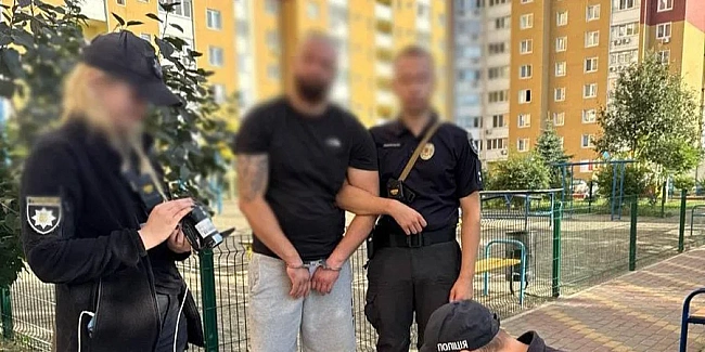 we.ua - У Києві чоловік на ходу вистрелив в авто у дворі житлового будинку: поліція затримала його