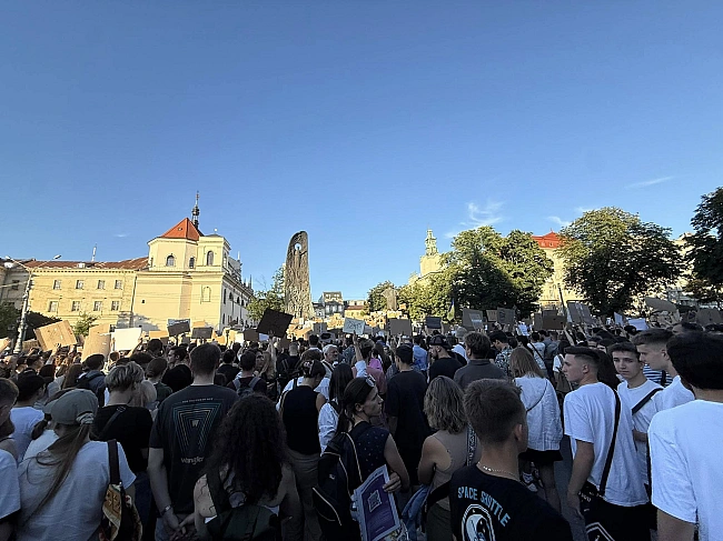we.ua - Більше тисячі людей вийшли на акцію проти закону №12414 у Львові: площа біля пам’ятника Шевченка не вміщує всіх. ВІДЕО+ФОТОрепортаж