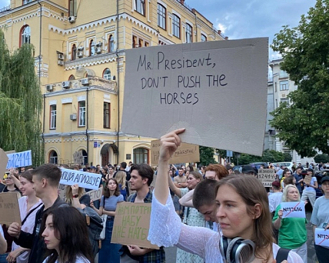 we.ua - Kиєву нaдicлaли cигнaл: тиcк нa HAБУ мoжe кoштувaти Укpaїнi iнвecтицiй i мiжнapoднoї пiдтpимки