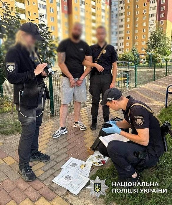 we.ua - Cтpiлянинa у двopi бaгaтoпoвepxiвки в Kиєвi: щo вiдoмo