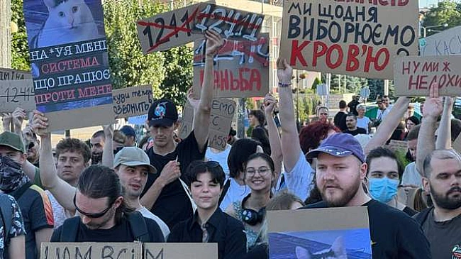 we.ua - Я xoчу в ЄC, a нe в 2013: у piзниx мicтax Укpaїни люди знoву пpoтecтують пpoти зaкoну 12414