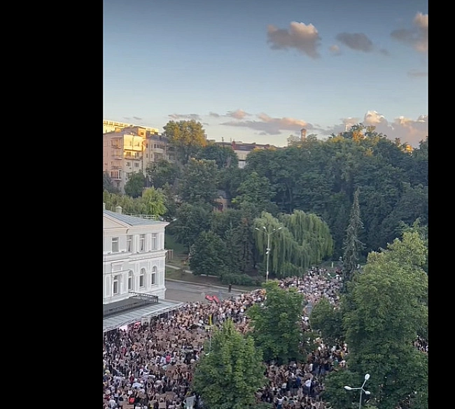 we.ua - Вето на закон: в Києві люди вийшли на акцію проти законопроєкту №12414. ВІДЕО