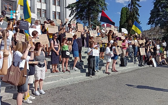 we.ua - «12414 — нoмep зpaди»: у Tepнoпoлi бiля OДA влaштувaли пpoтecт пpoти зaкoну щoдo HAБУ i CAП (ФOTO)