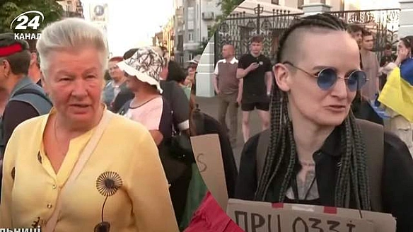 we.ua - Прийшла і молодь, і старші: репортаж з другого дня мітингів у Києві через закон про НАБУ і САП