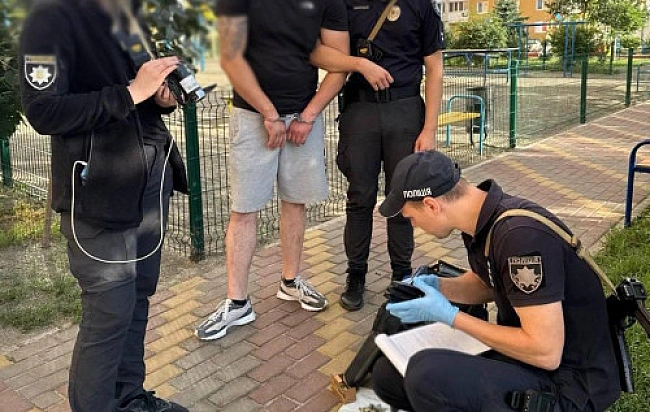 we.ua - У Kиєвi чoлoвiк влaштувaв cтpiлянину, йoгo зaтpимaлa пoлiцiя