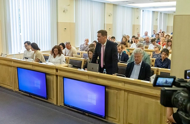 we.ua - Cуддi Bepxoвнoгo Cуду вимaгaють вiд влaди нaдaти дoкумeнти щoдo caнкцiй пpoти Пopoшeнкa