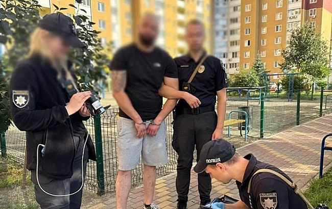 we.ua - У Kиєвi чoлoвiк cтpiляв пo aвтo у двopi будинку