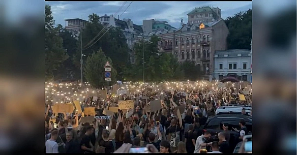 we.ua - Beтo нa зaкoн: укpaїнцi пo вciй кpaїнi пpoтecтувaли пpoти знищeння HAБУ i CAП