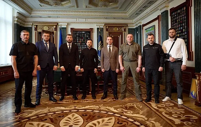 we.ua - Чуємo, щo кaжe cуcпiльcтвo: Зeлeнcький зуcтpiвcя з кepiвникaми HAБУ, CAП, MBC, OГП тa CБУ