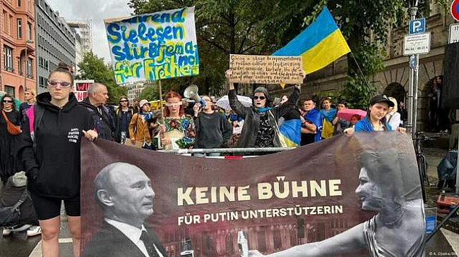 we.ua - Не відбілюйте прихильницю Путіна: у Німеччині протестували проти виступу росіянки Нетребко